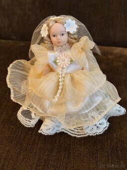 Hrající, tančící panenka