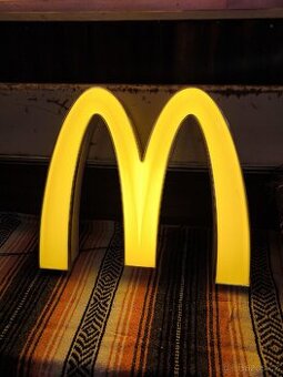 Originální světelné logo McDonald's