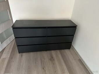 Černá komoda se 6 šuplíky do ložnice – SUPER STAV