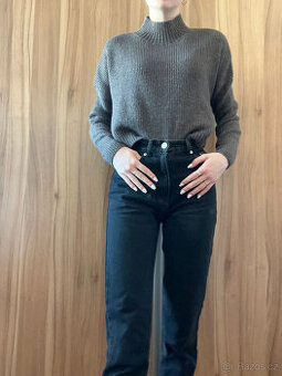 Hnědý svetr se stojáčkem