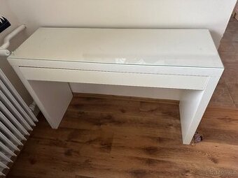 Toaletní stolek malm