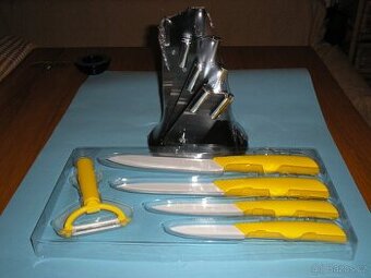 Prodám keramické kuchyňské nože, škrabku a stojan