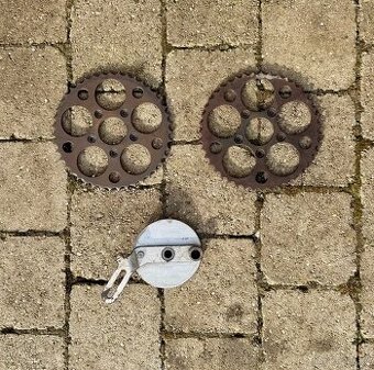 Jawa 100 Robot - rozety a stit