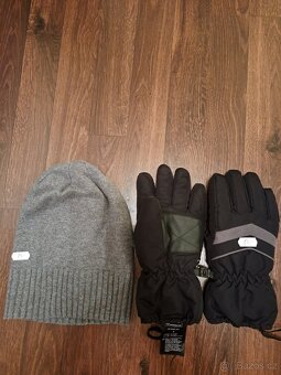 čepice Benetton, rukavice Crivit