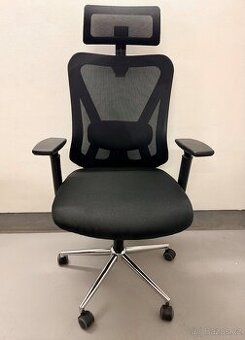 Černá kancelářská židle s podhlavníkem