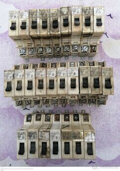 Socialistické bílé jističe za 50,-Kč kus