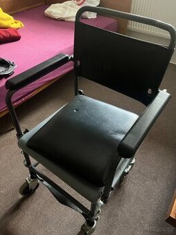 Toaleta, křeslo, gramofon