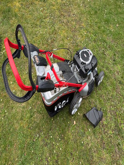 Benzinová sekačka s pojezdem a motorem Briggs & Stratton