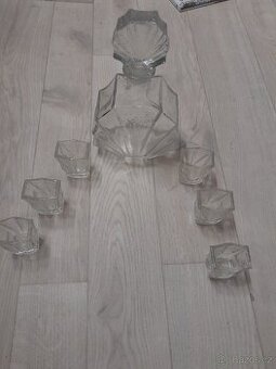 Skleněná váza + skleněné kalíšeky