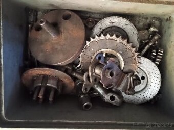 Různé karburátory a nějaké věci na pionýr