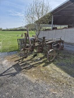 Potahový tříradličný pluh