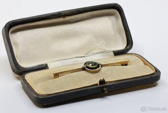 Zlatá brož s olivínem a diamantovými routy v původní etue