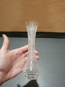 Broušená skleněná váza - úzká