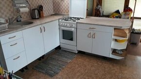 Kuchyňské spodní skříňky včetně keramického dřezu a baterie