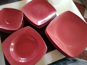 Sada červených talířů a 13 x červená sklenička lkea