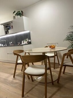 Jídelní stůl s mramorovou deskou