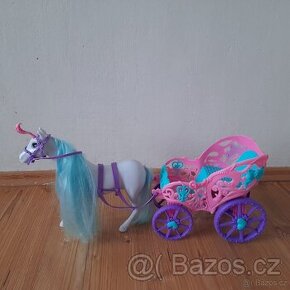 Kůň s kočárem