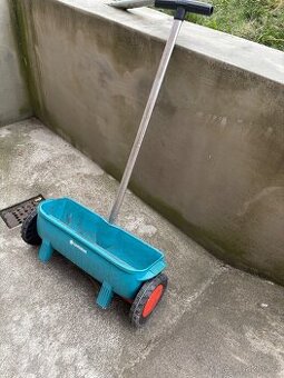 Sypací vozík, sečka Gardena