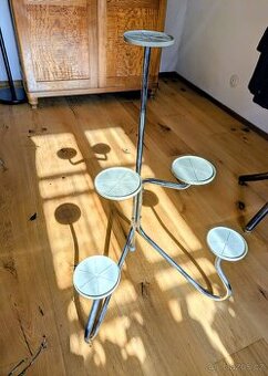 Funkcionalismus - Starožitný chromovaný etažér na květiny