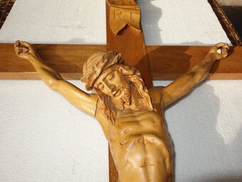 Velký dřevěný Kristus na kříži