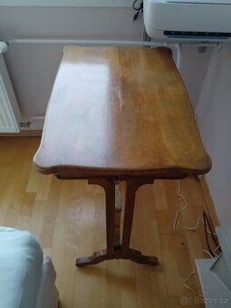 Starožitný stůl dýhovaný