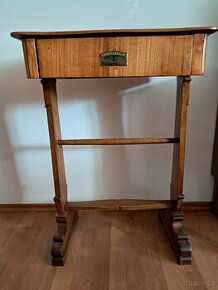 Starožitný šicí stolek