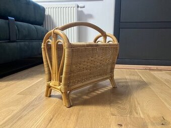 Proutěný košík na noviny a časopisy