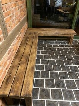 Masivní dřevěná lavice drásaná