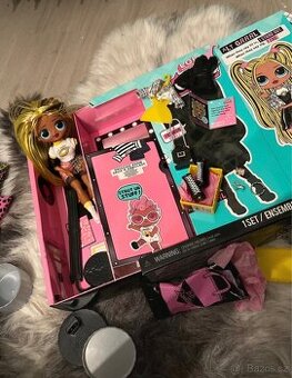 LOL Omg Alt Grrrl – chybí 1 naušnice“