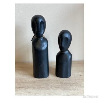 Dřevěné sošky v černém odstínu