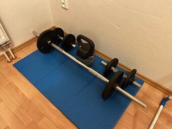 Velká osa, jednoručky a 33,5 kg litinových kotoučů + kettle.