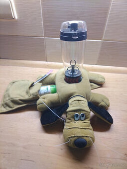 Retro pejsek na pohovku – držák na ovladače a pití