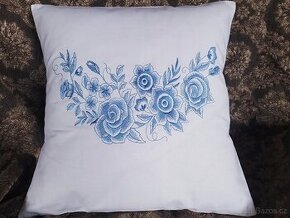 NÁDHERNÝ VYŠÍVANÝ POVLAK NA POLŠTÁŘEK - KYTKY DO OBLOUKU