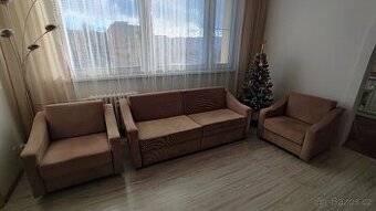 Rozkládací sedačka se dvěma křesly.