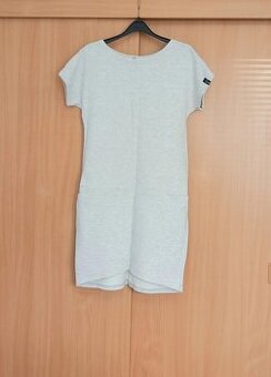 Šaty s kapsami vel. M