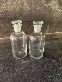 Skleněné lékařské dózy z 20. století