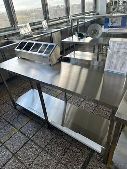 Nerezový stůl s policí