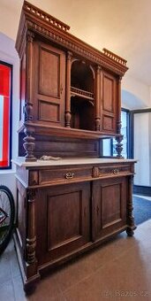 Masivní starožitný kredenc - reprezentativní kus nábytku