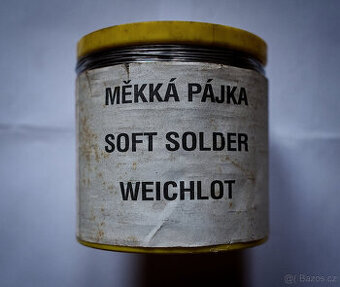 Olovnatý cín a kniha.