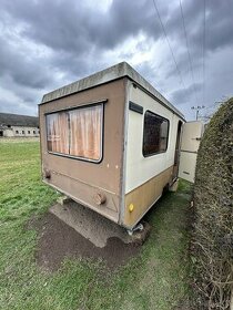 Obytný přívěsný karavan