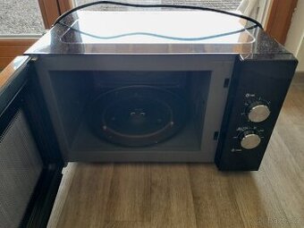 DOMO DO2431, prostorná 900w výkon.