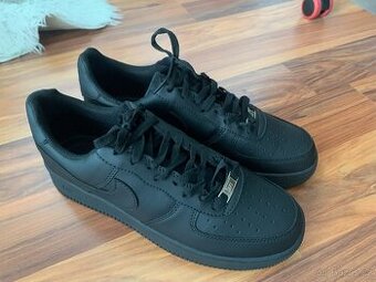 Nové Černé Air Force 1s