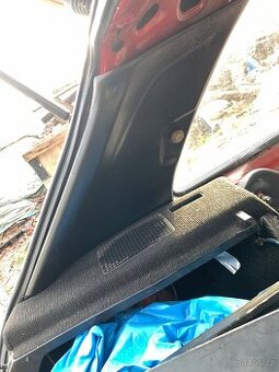 Golf Mk2 - B, C Sloupky černé. Parapety černé s kobercem