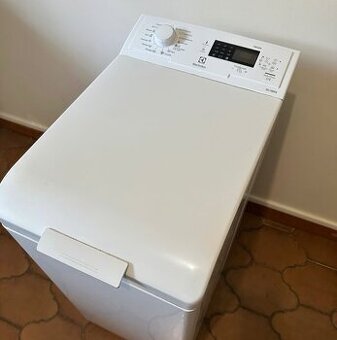 Electrolux horem plněná pračka 6kg 1200 otáček
