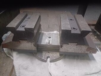 Strojní svěrák samostředící