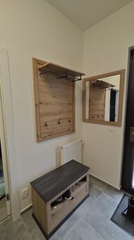 Předsíňová stěna, věšák, skřínka a zrcadlo.