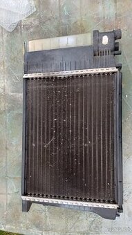 chladič vyndaný z BMW e38 318is téměř nový