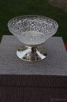 Miska na kovovém stojánu