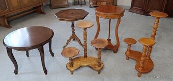 Stolky a stojany na květiny v rustikálním stylu.