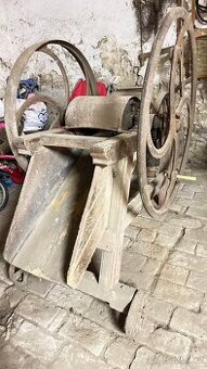 Litinová kola Starožitná řezačka na kopřivy i jako dekorace